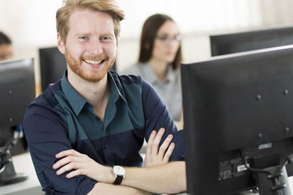 Mann sitzt vor Computer
