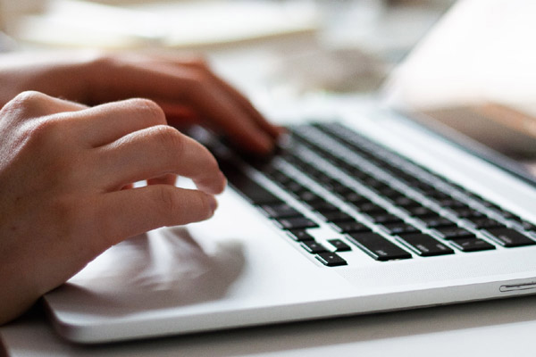 Hand auf Computer-Tastatur