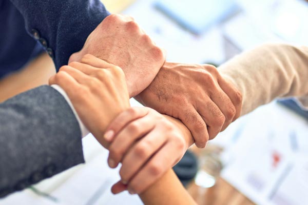 Zwei menschen halten sich fest