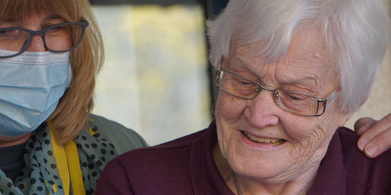 Frau und Seniorin