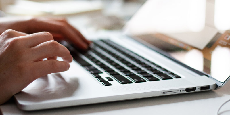 Hand auf Computer-Tastatur