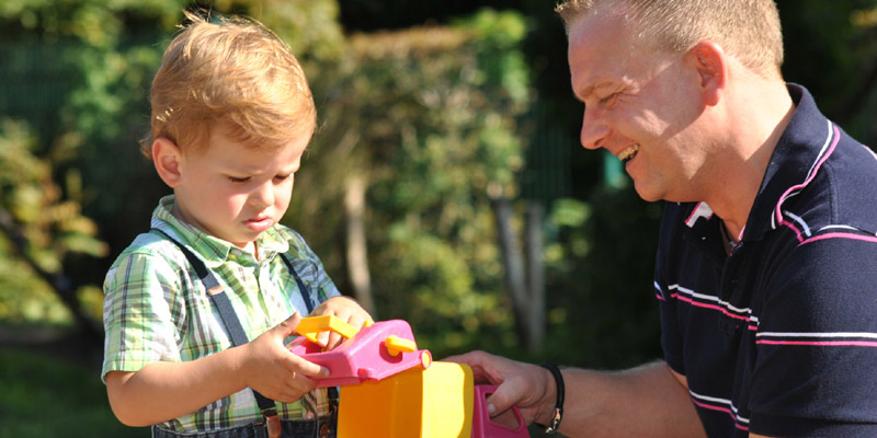 Vater und Kind spielen