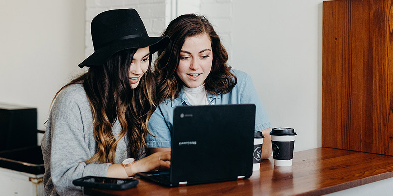 Zwei Frauen am Laptop
