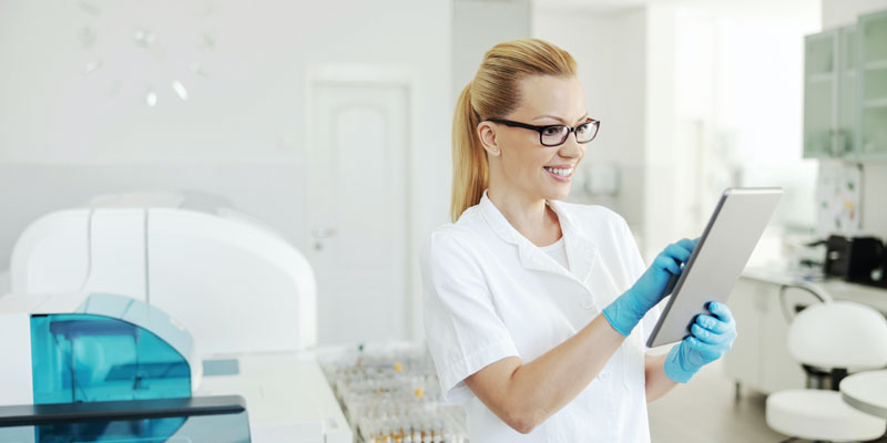 Frau tippt auf Tablet